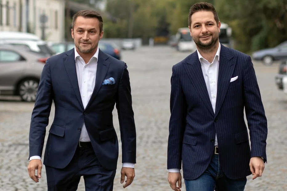 Patryk Jaki zapraszał wyborców na piwo? Grozi za to od 5 do 50 tys. zł grzywny. Piotr Guział w odpowiedzi na te zarzuty obraża rywali.