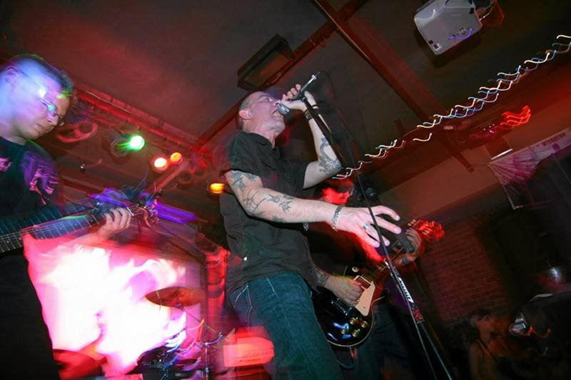 - W klubach grasz za parę złotych albo za kilka piw przy barze - mówią muzycy. Na zdjęciu koncert zespołu The Analogs, który jest tylko ilustracją do tekstu.