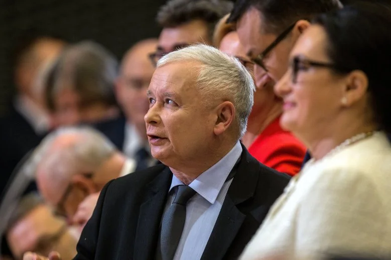 Jarosław Kaczyński może spokojnie czekać na wynik wyborów, ostatnie sondaże wskazują na wyraźną przewagę PiS.
