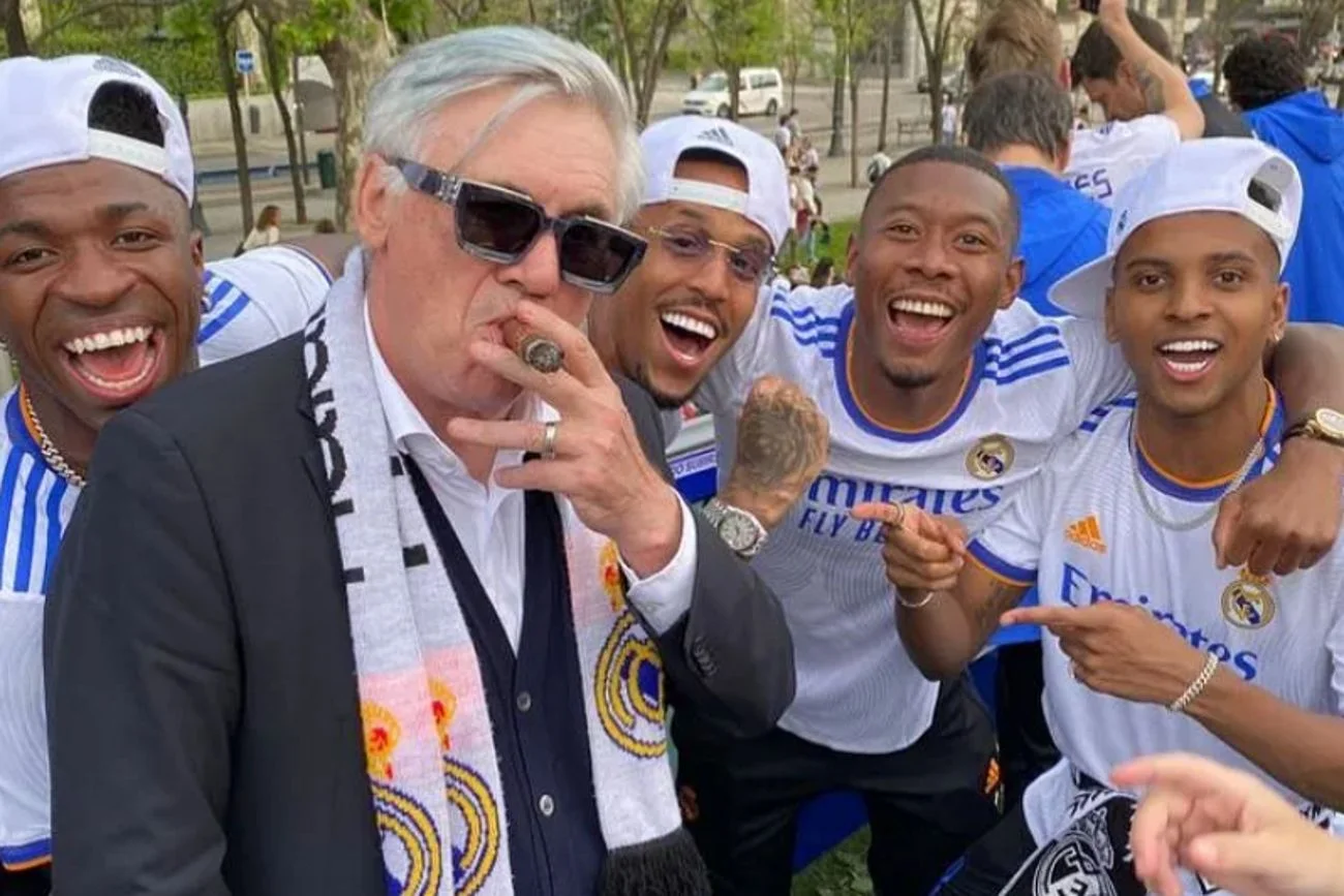 Carlo Ancelotti i jego zespół po wywalczeniu tytułu mistrzów Hiszpanii w 2022 roku. "Don Carlo" w całej okazałości