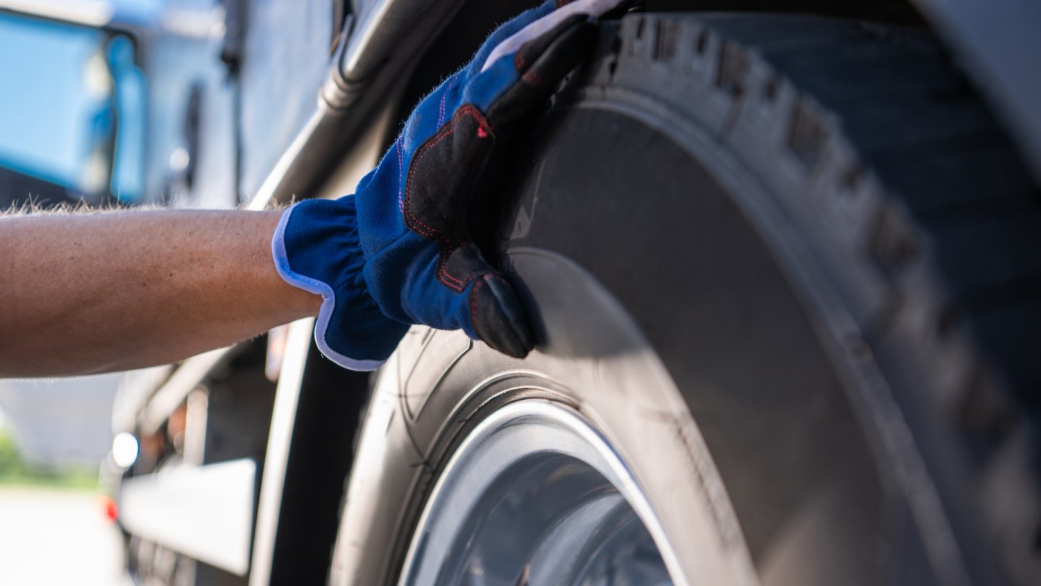 Jedna prosta czynność, a realnie obniża spalanie w aucie. Wielu kierowców tego nie sprawdza