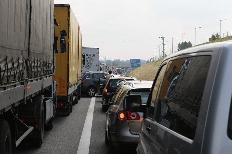 Poważne utrudnienia na A2 po tym, jak na drogę przewróciła się ciężarówka przewożąca płynną czekoladę.