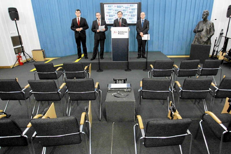 Marketing rozpaczliwy Zbigniewa Ziobro bardziej mu szkodzi, niż pomaga. Na zdjęciu konferencja prasowa w Sejmie przy pustej sali.