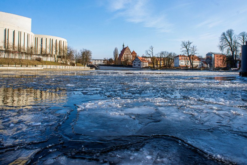 Tak wygląda skuta mrozem Brda w Bydgoszczy.