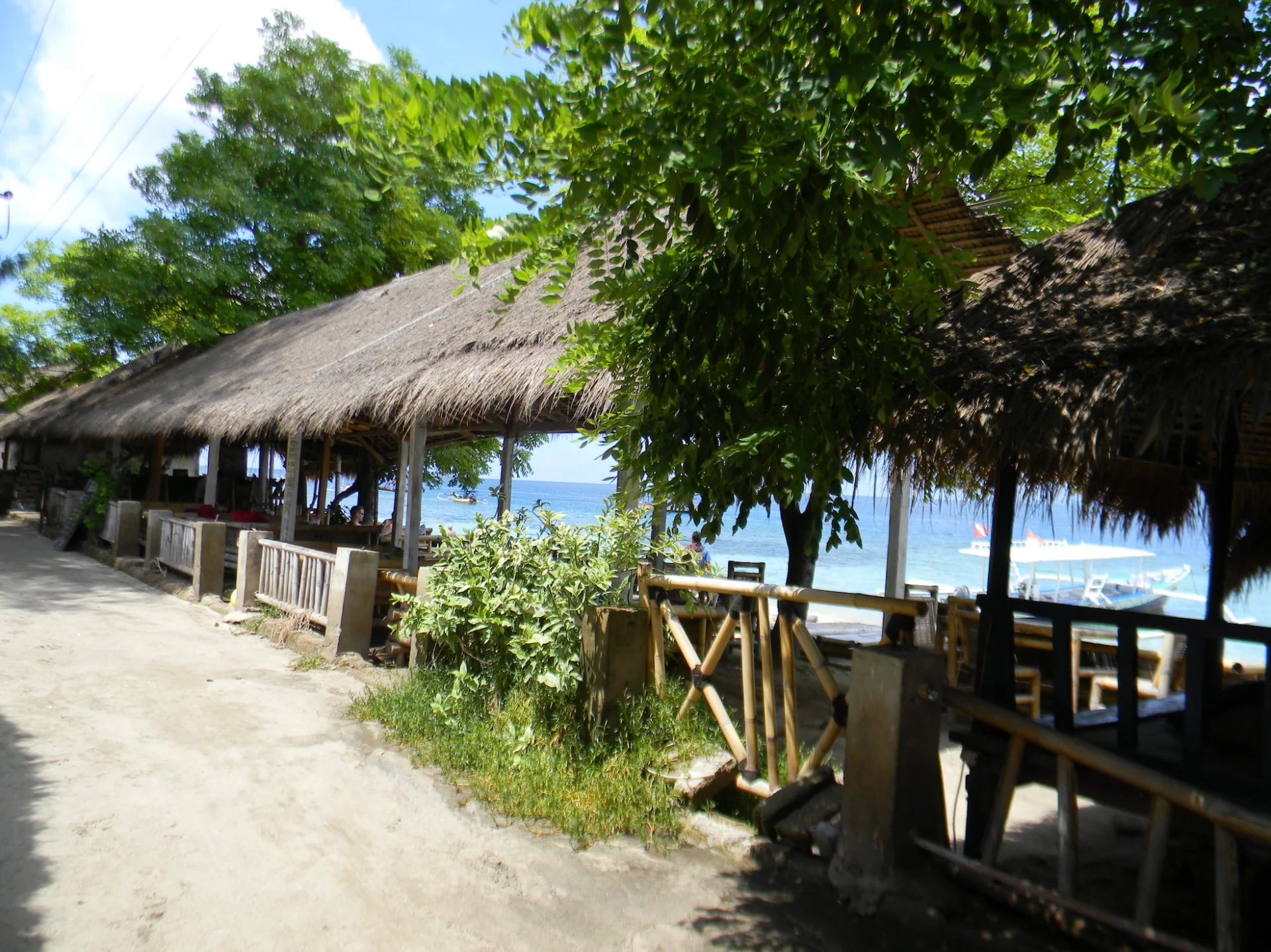 Restauracje na plażach Gili Air, z widokiem na morze balijskie.