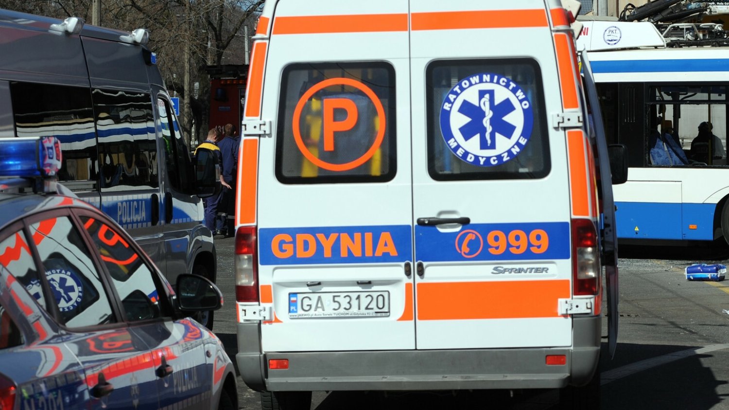 Gdynia. Samochód wjechał w przystanek autobusowy