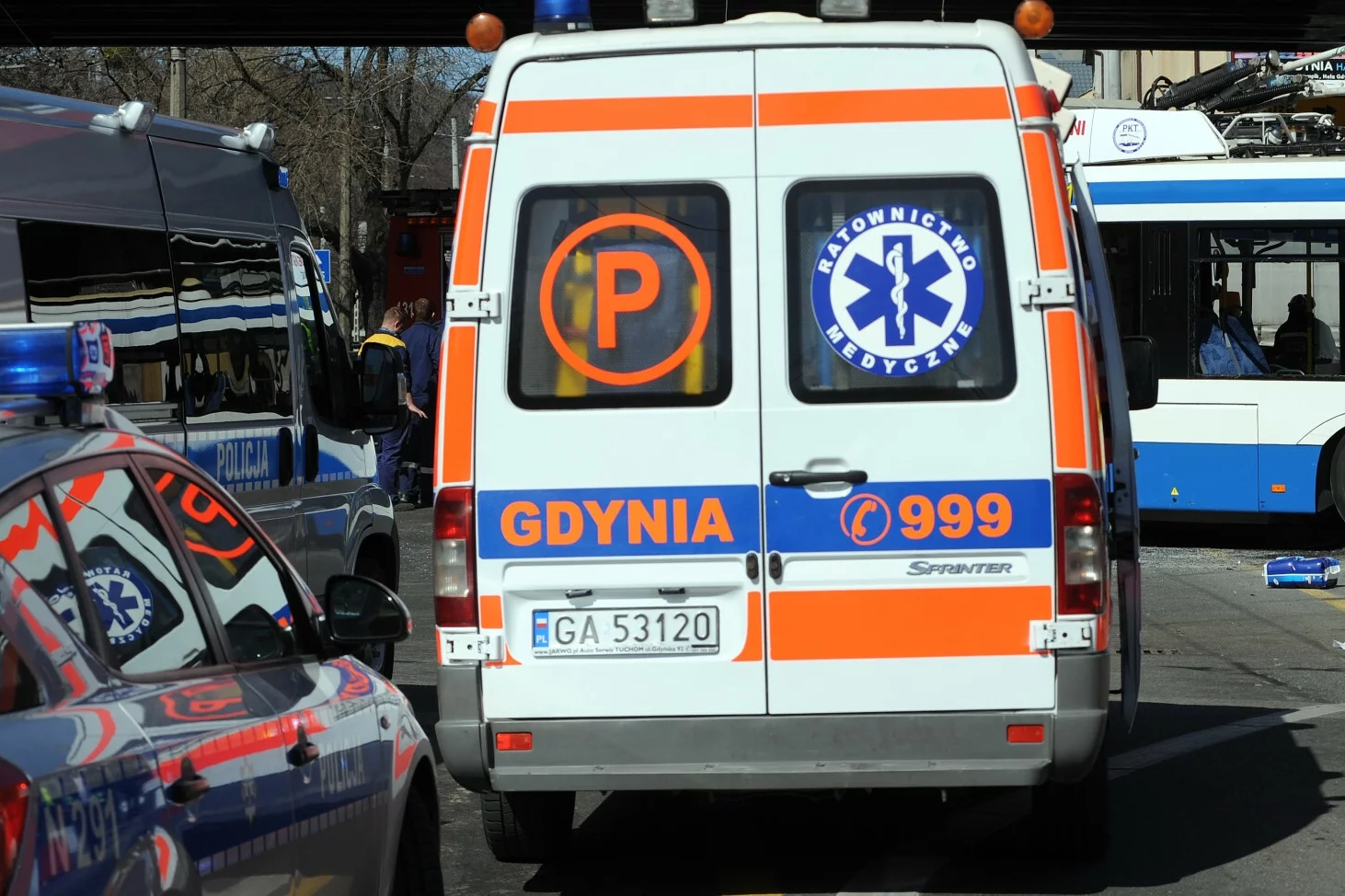 Gdynia. Samochód wjechał w przystanek autobusowy