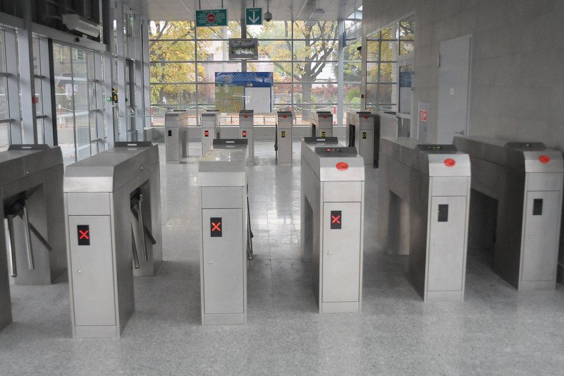 Awaria bramek w warszawskim metrze okazała się poważniejsza niż przypuszczano.