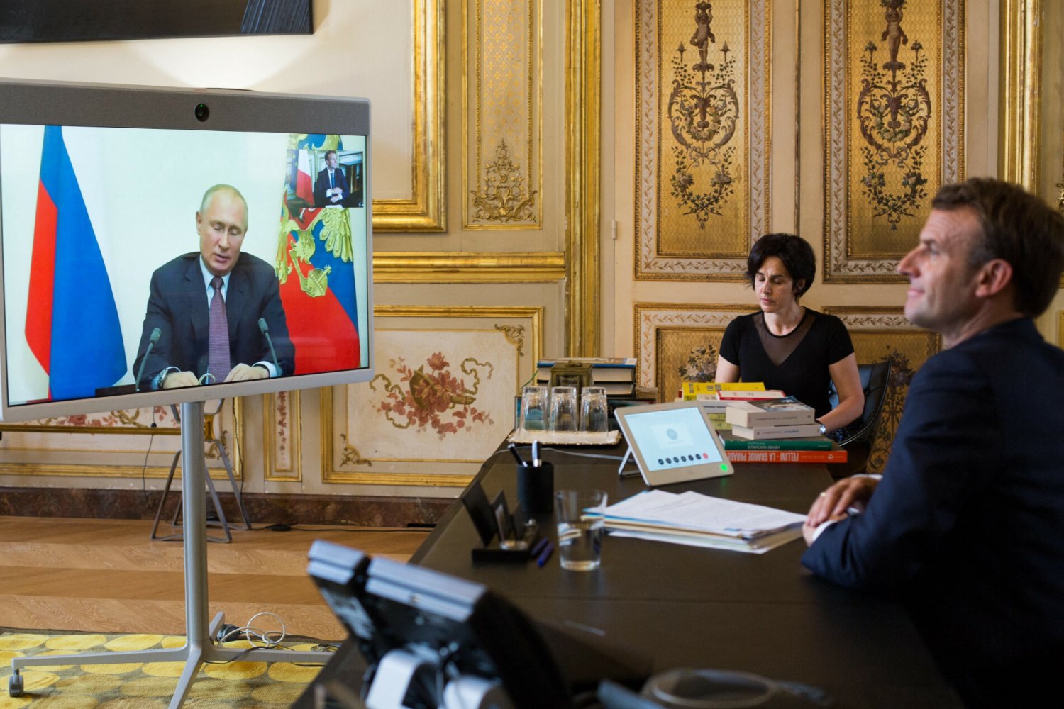 Prezydent Francji ostrzega, aby nie upokarzać Rosji w ramach rozmów pokojowych.