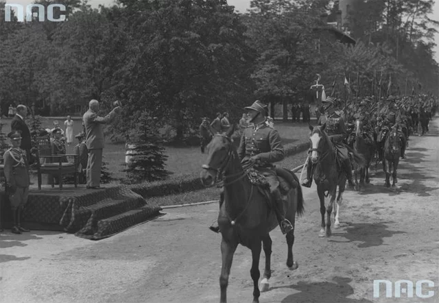 Defilada hufca konnego Wychowania Fizycznego i Przysposobienia Wojskowego przed Prezydentem RP Ignacym Mościckim.