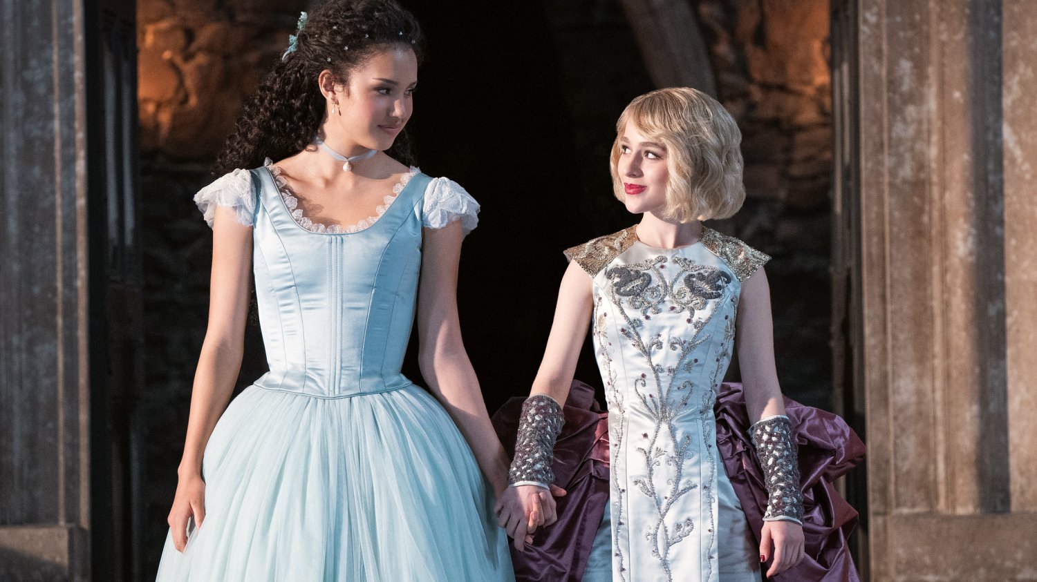 Agatha (Sofia Wylie) i Sophie (Sophia Anne Caruso) w filmie "Akademia Dobra i Zła". Agatha (Sofia Wylie) i Sophie (Sophia Anne Caruso) w filmie "Akademia Dobra i Zła".