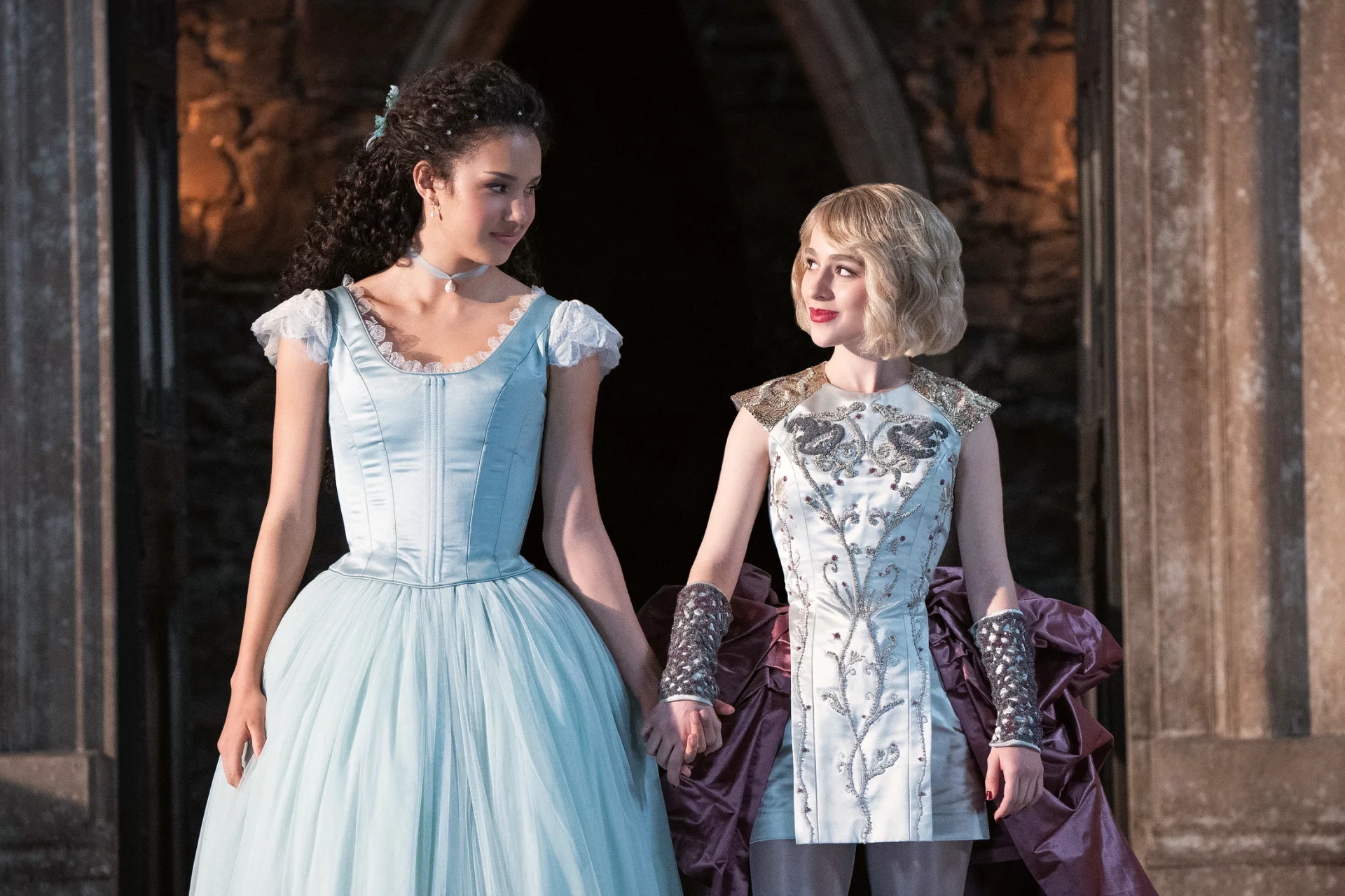 Agatha (Sofia Wylie) i Sophie (Sophia Anne Caruso) w filmie "Akademia Dobra i Zła". Agatha (Sofia Wylie) i Sophie (Sophia Anne Caruso) w filmie "Akademia Dobra i Zła".