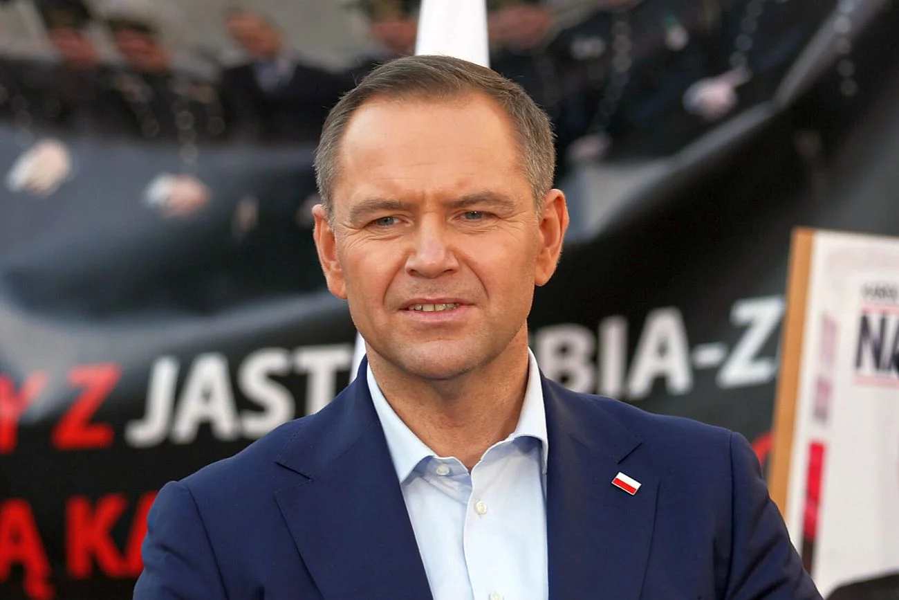 Powinien zrezygnować - mówi o Nawrockim Szymon Hołownia.