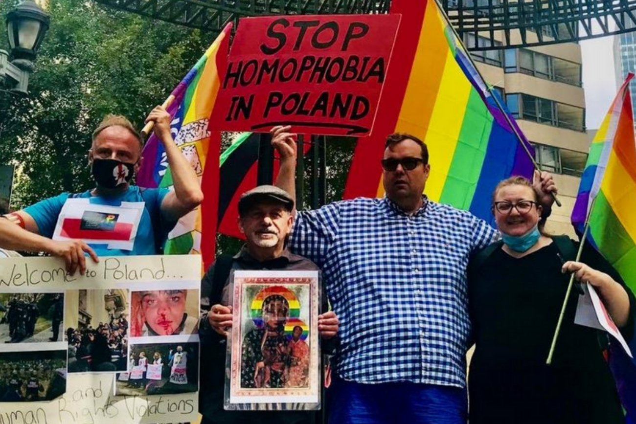 Ronald Kraszewski, Brendan Fay, Piotr Kajstura i Dara Emru podczas protestu przeciwko polskiej polityce anty-LGBT. Ronald Kraszewski, Brendan Fay, Piotr Kajstura i Dara Emru podczas protestu przeciwko polskiej polityce anty-LGBT.