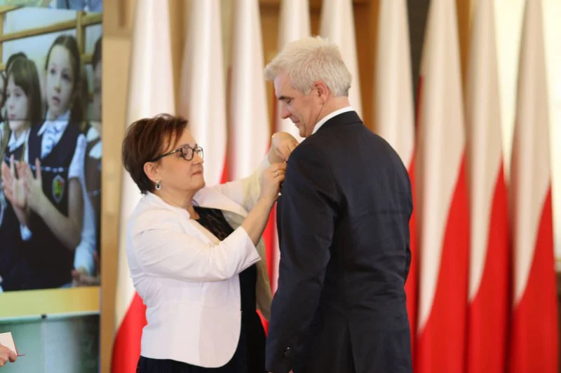 Dr Tomasz Panfil został odznaczony przez minister edukacji narodowej Annę Zalewską medalem Komisji Edukacji Narodowej "za szczególne zasługi dla oświaty i wychowania"