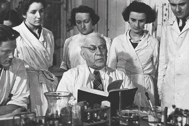 Lekarze i personel medyczny w getcie warszawskim niejednokrotnie narażali się dla ratowania pacjentów.