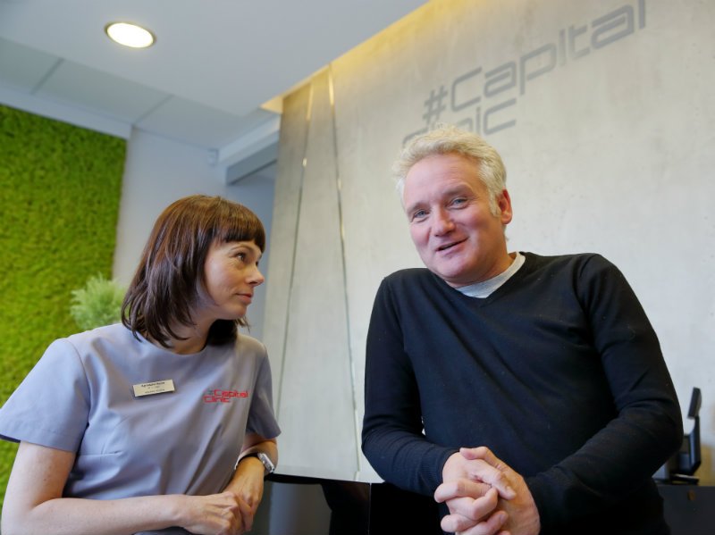 Dr n. med. Agnieszka Nęcka - współwłaścicielka kliniki Capital Clinic i Jarosław Kret - dziennikarz, prywatnie - pacjent z mocnym postanowieniem poprawy kondycji swojego zgryzu