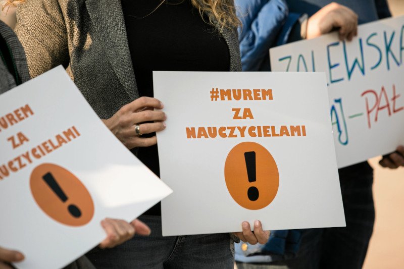 W całej Polsce odbywają się akcje wsparcia dla nauczycieli. Niepubliczny Zespół Szkół Startowa w Warszawie też okazuje swoją solidarność.