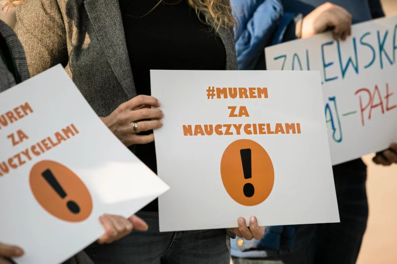 W całej Polsce odbywają się akcje wsparcia dla nauczycieli. Niepubliczny Zespół Szkół Startowa w Warszawie też okazuje swoją solidarność.