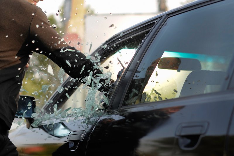 Rodzice zostawili dzieci w samochodzie na podziemnym parkingu. Policja wybiła szyby