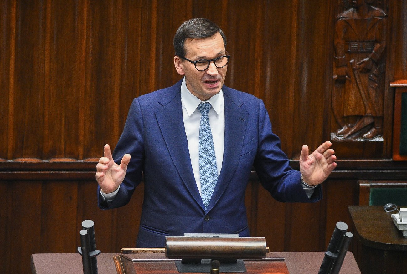 "Gdy mówił o Ziobrze, pojawiał się wstręt". Mowa ciała Morawieckiego.