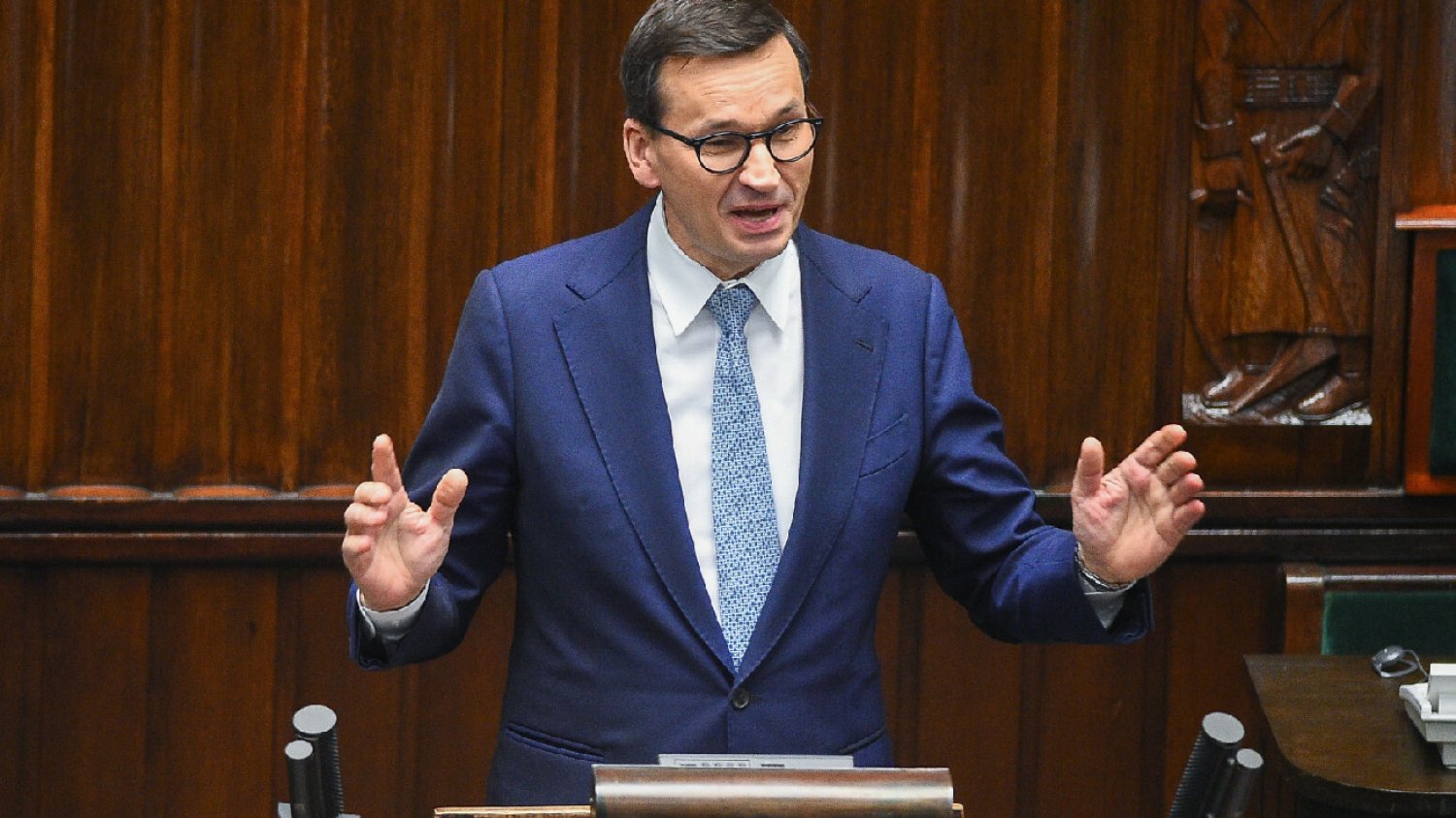 "Gdy mówił o Ziobrze, pojawiał się wstręt". Mowa ciała Morawieckiego.