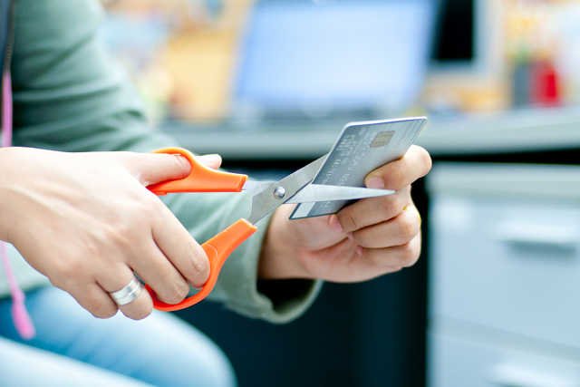 Od małej, plastikowej nieopatrznie wziętej karty kredytowej, często zaczynają się problemy finansowe ludzi