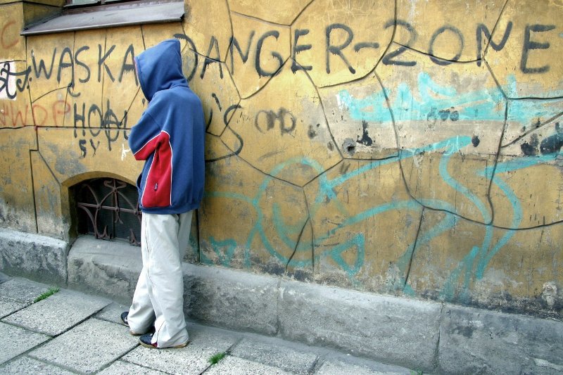 Terapeuci ostrzegają, że w ostatnim czasie młodzież coraz częściej odurza się lekami dostępnymi bez recepty w aptekach.