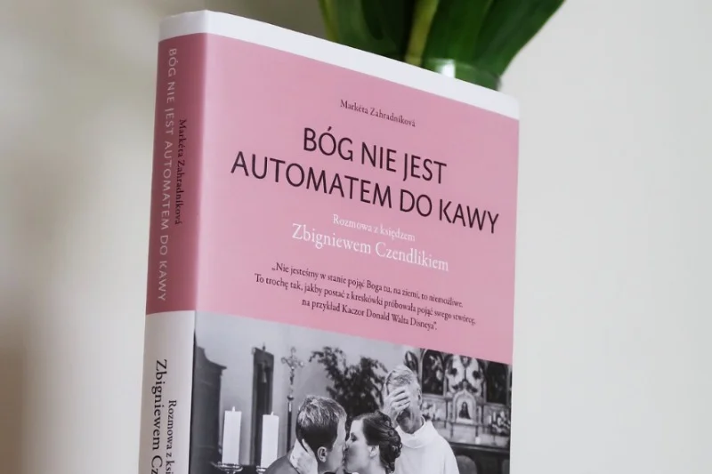 Na Instagramie często zamieszcza zdjęcia książek o tematyce religijnej