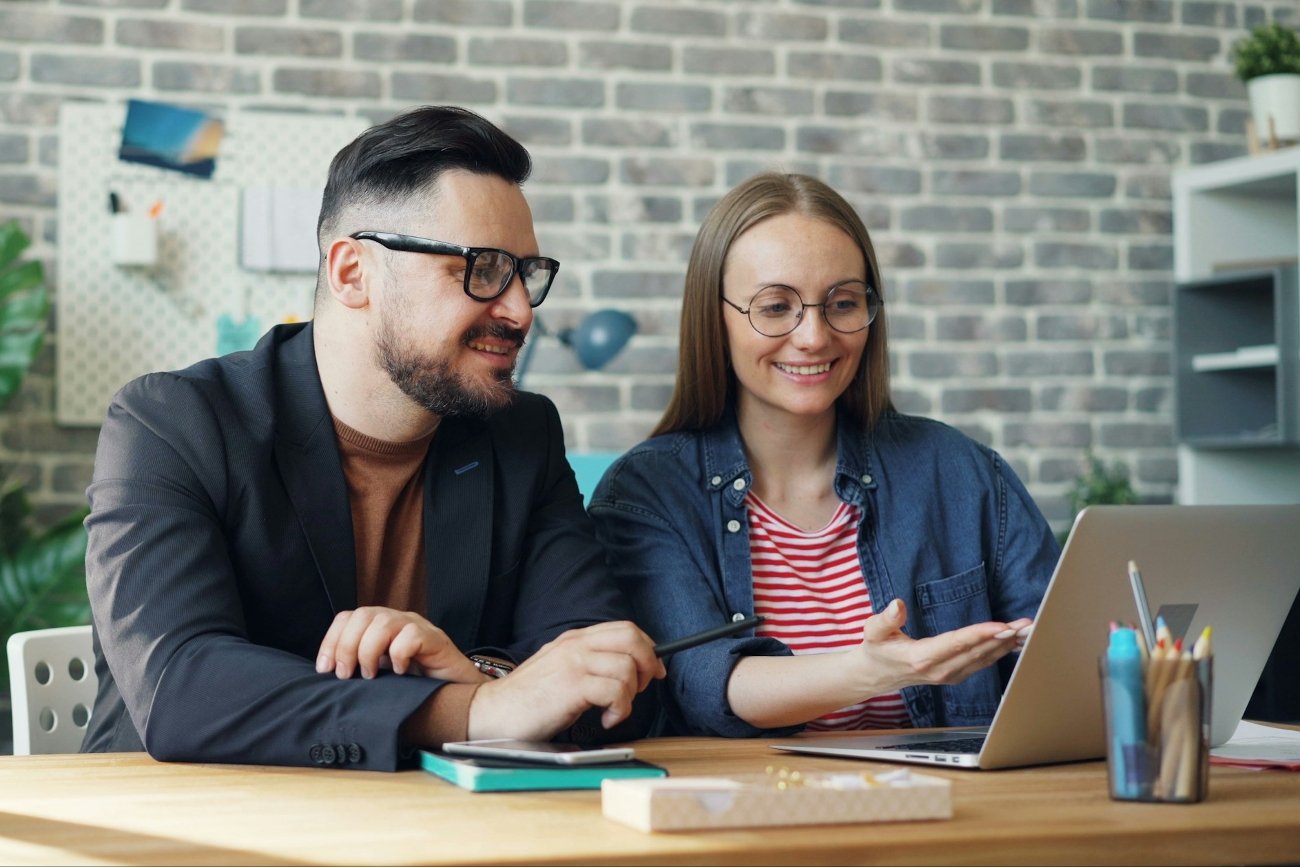 Vision Care + to pakiet usług zapewniających kompleksową opiekę nad wzrokiem w salonach optycznych sieci Vision Express w Polsce. Jego posiadacze zyskują dzięki niemu m.in. prawo do wymiany jednej pary okularów korekcyjnych na nowe.