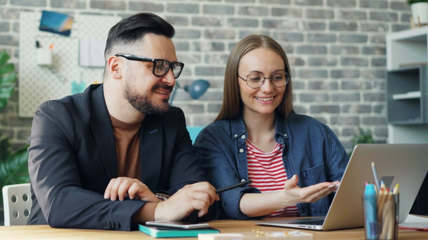 Vision Care + to pakiet usług zapewniających kompleksową opiekę nad wzrokiem w salonach optycznych sieci Vision Express w Polsce. Jego posiadacze zyskują dzięki niemu m.in. prawo do wymiany jednej pary okularów korekcyjnych na nowe.