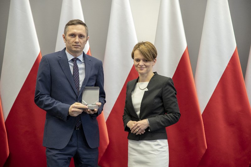 Prezes grupy OKNOPLAST odebrał "Medal 100-lecia Odzyskania Niepodległości".