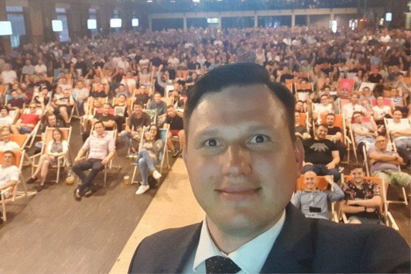 Sławomir Mentzen przyciąga na swoje spotkania sporą publikę.