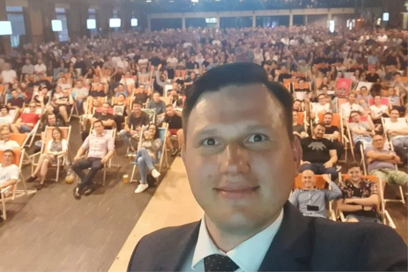 Sławomir Mentzen przyciąga na swoje spotkania sporą publikę.