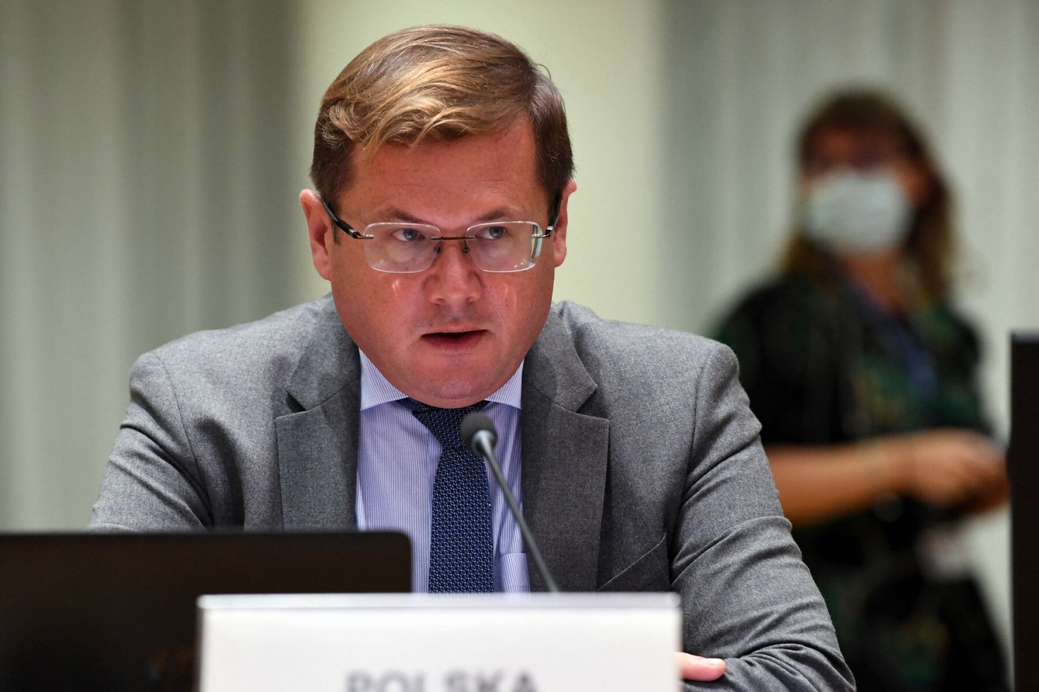 Polski urzędnik KE groził ambasadorowi Andrzejowi Sadosiowi.