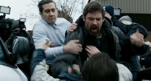 Kadr z filmu "Labirynt". Hugh Jackman wcielił się w rolę ojca porwanej dziewczynki.