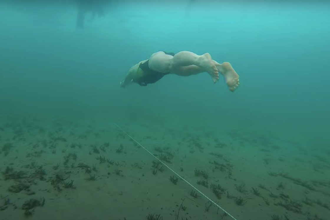 Rosjanka zdecydowała się na pływanie w Bajkale, gdy temperatura na zewnątrz wynosiła minus 22 stopnie Celsjusza.