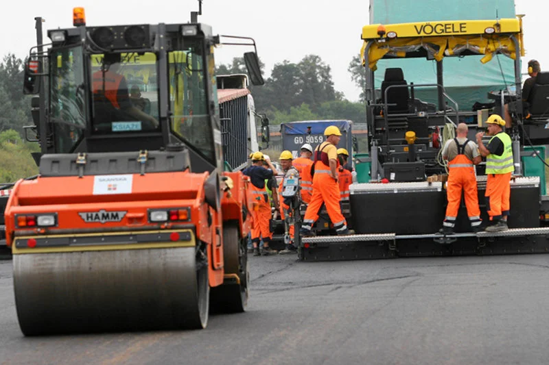 Przy budowie polskich autostrad dochodziło do skandalicznych przekrętów i nadużyć – kradzieży, łapówkarstwa i zawyżania kosztów.