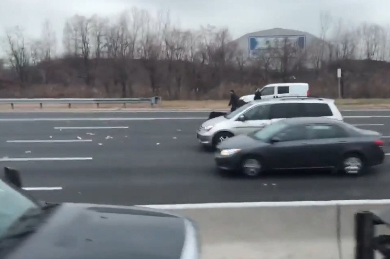 Na autostradę wysypało się łącznie ponad pół miliona dolarów. Wciąż poszukuje się prawie 300 tysięcy.