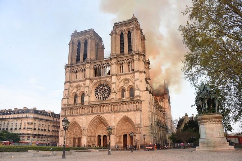 Korona cierniowa i inne relikwie ważne dla chrześcijan zostały uratowane z pożaru katedry Notre Dame.