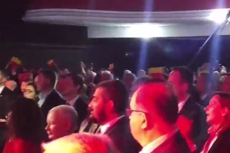 Jarosław Kaczyński musiał czuć się mocno zdezorientowany na koncercie HCR.