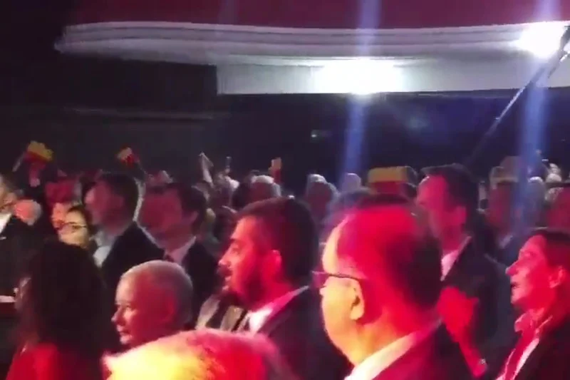 Jarosław Kaczyński musiał czuć się mocno zdezorientowany na koncercie HCR.