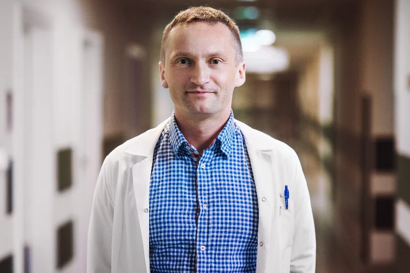 Doktor Mariusz Banach jako pierwszy w Polsce zastosował innowacyjne stenty w leczeniu tętniaków.