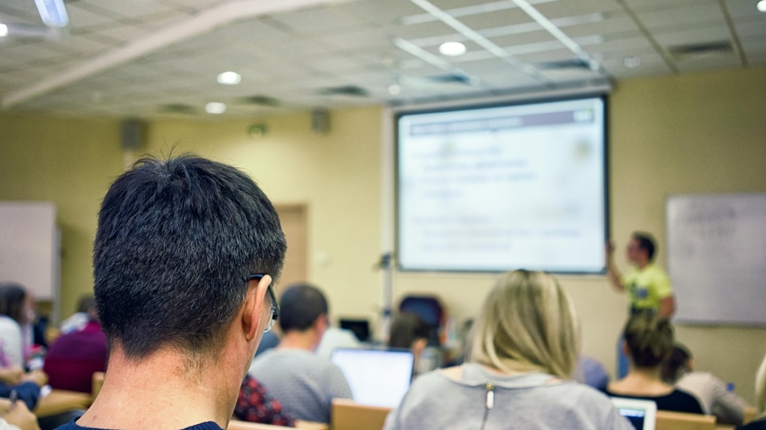 Studenci na wykładzie