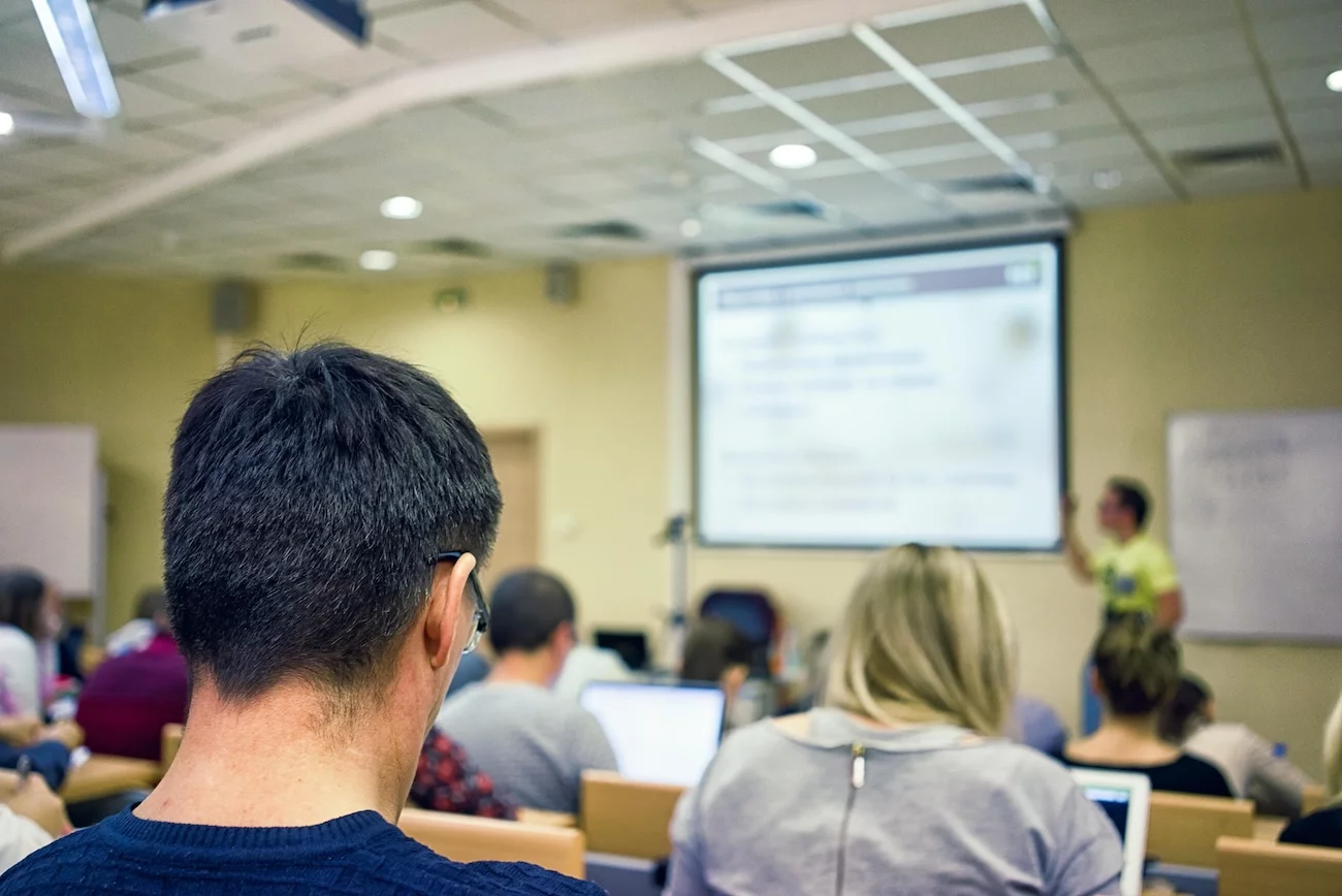 Studenci podczas wykładu. Zdjęcie ilustracyjne Studenci na wykładzie