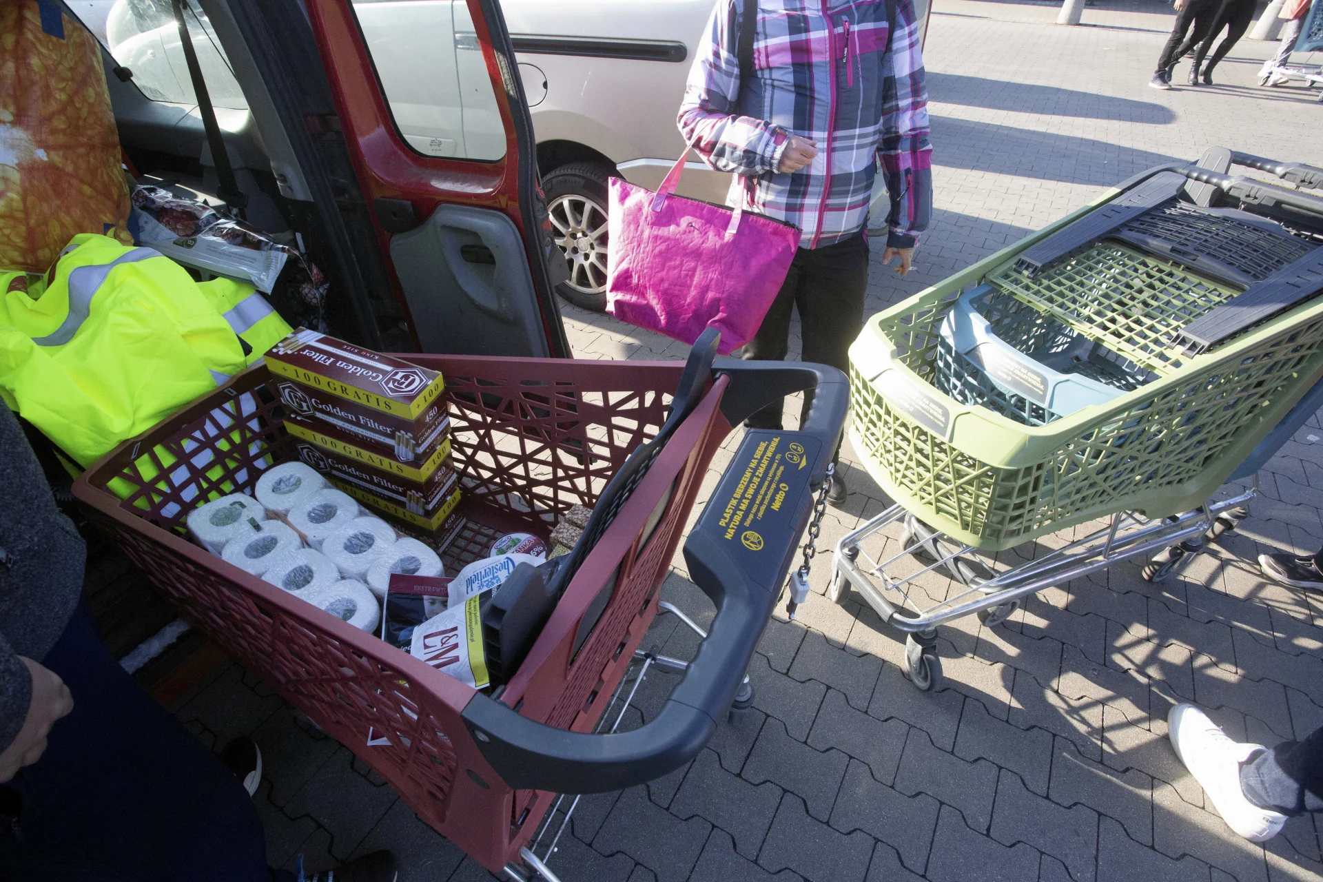 Czesi przyjeżdżają do Polski na zakupy. Oszczędzają setki złotych Czeska turystyka zakupowa. Co jest wykupywane teraz w sklepach?
