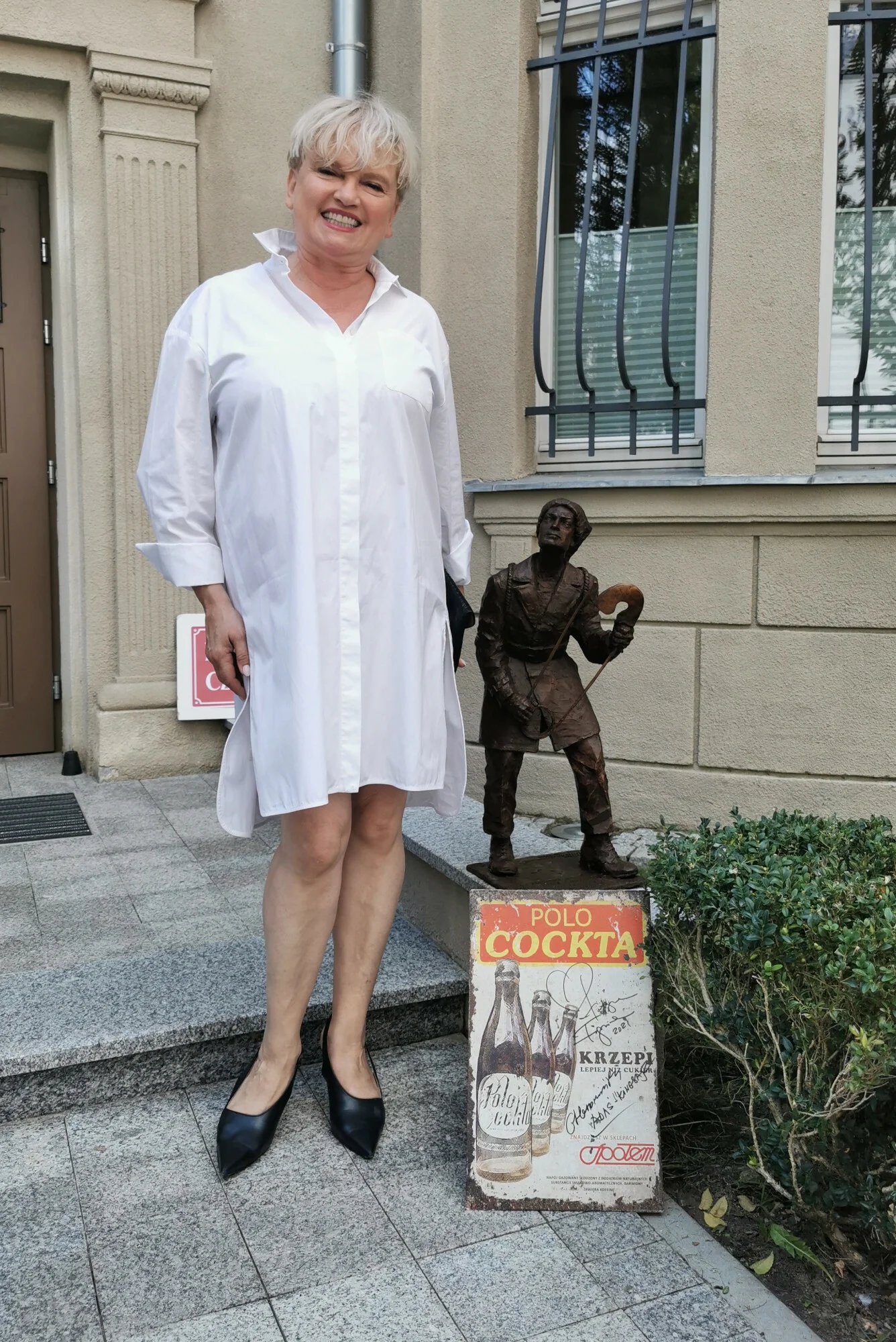 Katarzyna Figura z rzeźbą przedstawiającą Jacka Chmielnika w roli krasnala Olo z filmu "Kingsajz"