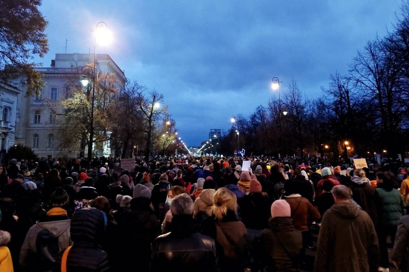 Po hasłem "Ani jednej więcej" odbywa się w Warszawie demonstracja zorganizowana po śmierci 30-letniej Izabeli z Pszczyny.