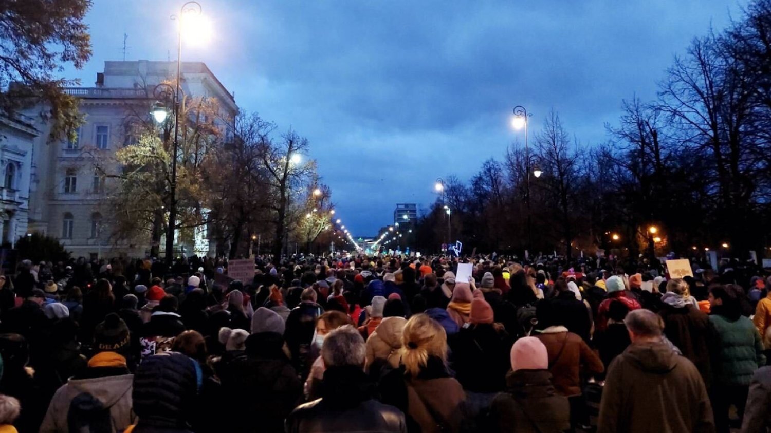 Po hasłem "Ani jednej więcej" odbywa się w Warszawie demonstracja zorganizowana po śmierci 30-letniej Izabeli z Pszczyny.