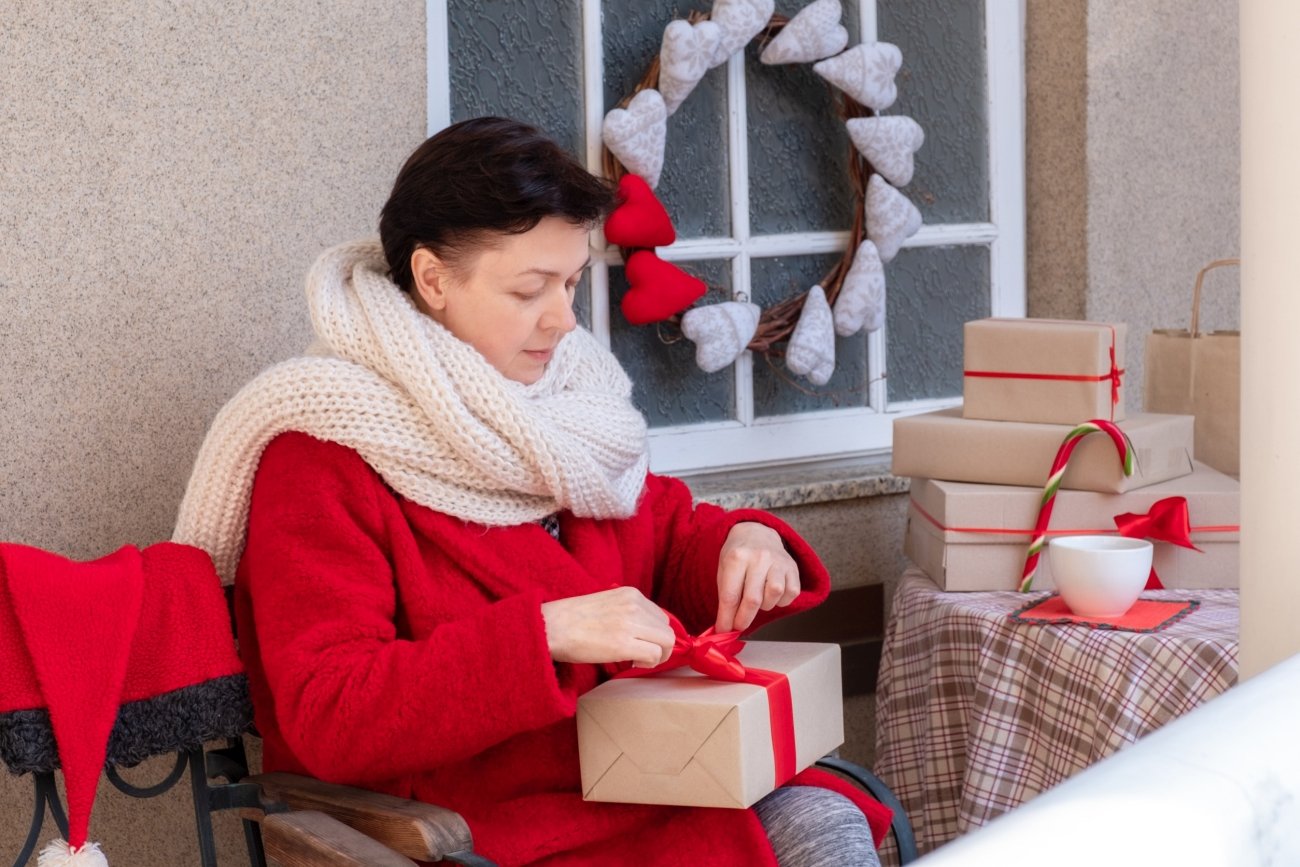 To, że Magia Świąt zawsze znajdzie drogę, udowadnia co roku swoimi działaniami Coca-Cola. Znana na całym świecie marka, odpowiadając na aktualne potrzeby, dociera do potrzebujących osób i niesie im pomoc, aby uczynić ich Święta lepszymi